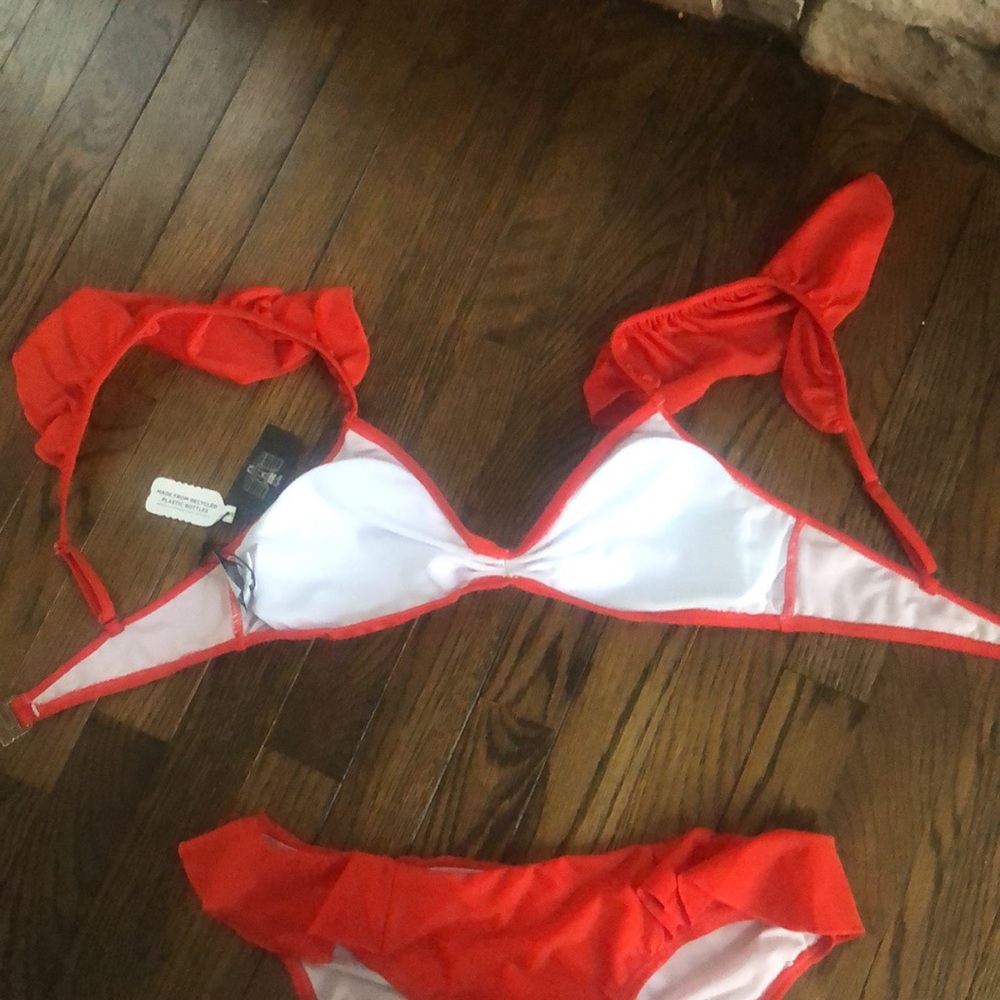 Red Ruffles Bikini โค๏ธ๐๐น๐๐ฅ๐ - Picture 2 of 7